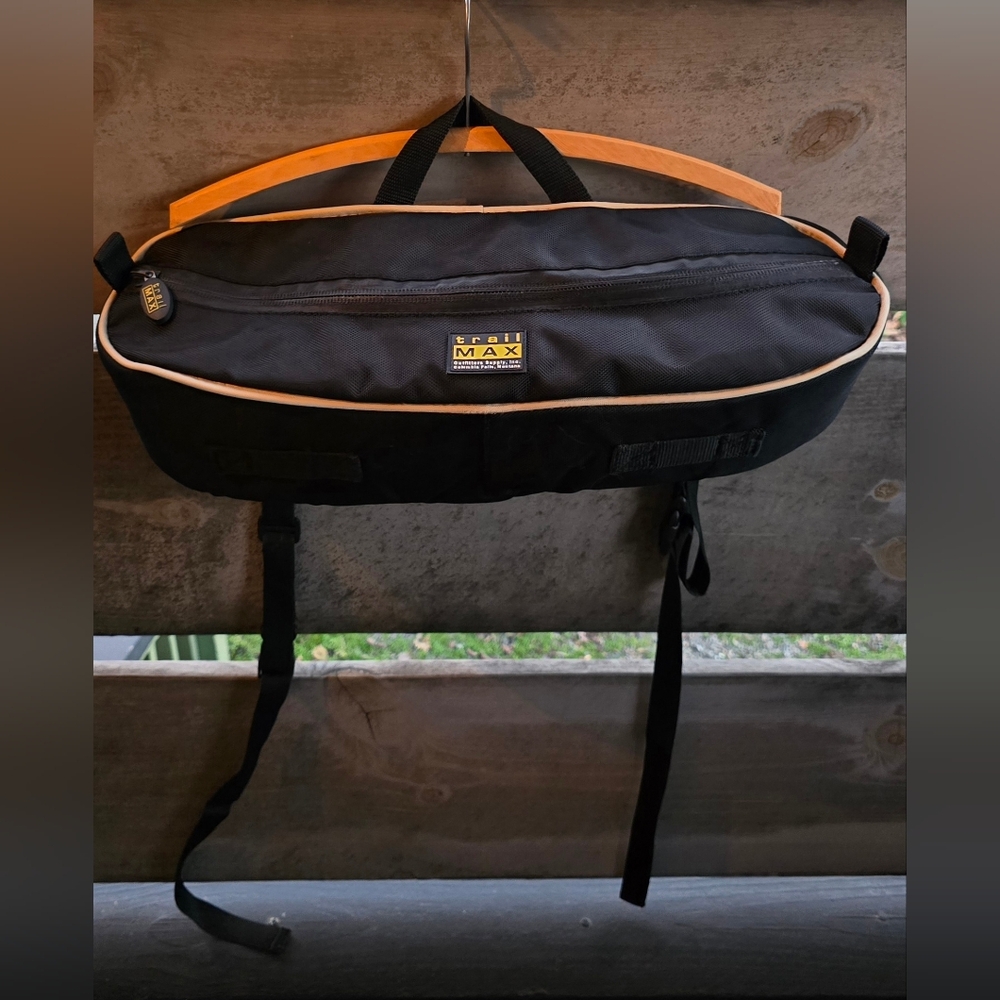TrailMax 500 Series Cantle Pocket (Color: Black w/Sand Piping)